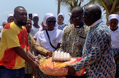 Sylvester Kumawu (left), the Assembly Member of Amutsinu-Salkope Electoral Area, receiving the items on behalf of the affected communities, from Rev. Felix E. K. Dodor (right), the Chairman of the Presiding Elders Council of East Ghana Conference, as others look on Sylvester Kumawu (left), the Assembly Member of Amutsinu-Salkope Electoral Area, receiving the items on behalf of the affected communities, from Rev. Felix E. K. Dodor (right), the Chairman of the Presiding Elders Council of East Ghana Conference, as others look on