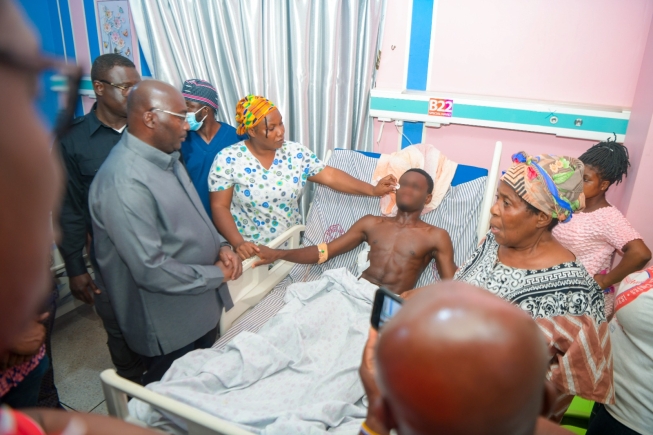 Bawumia visits injured KNUST student, donates towards medical care