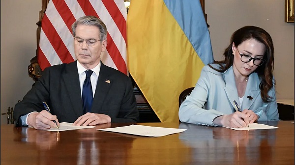 US Treasury Secretary Scott Bessant (l) and Ukraine's First Deputy Prime Minister Yulia Svyrydenko (r) sign the natural resources deal US Treasury Secretary Scott Bessant (l) and Ukraine's First Deputy Prime Minister Yulia Svyrydenko (r) sign the natural resources deal