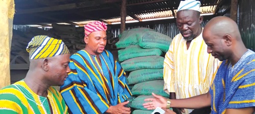 Alhassan Farihan (2nd from left), GCB MD, presenting the items to Musah Yakubu (right), PRO of the palace. With them are other officials of the palace Alhassan Farihan (2nd from left), GCB MD, presenting the items to Musah Yakubu (right), PRO of the palace. With them are other officials of the palace