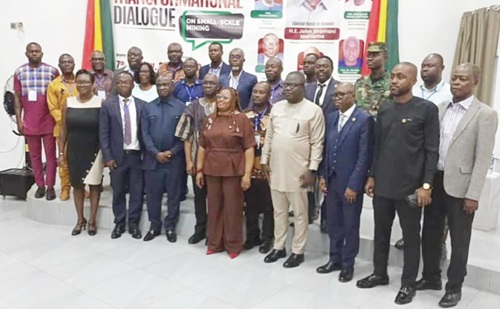 Dignitaries at the opening ceremony of the 4th annual Transformational Dialogue on Small-Scale Mining at Fiapre Dignitaries at the opening ceremony of the 4th annual Transformational Dialogue on Small-Scale Mining at Fiapre