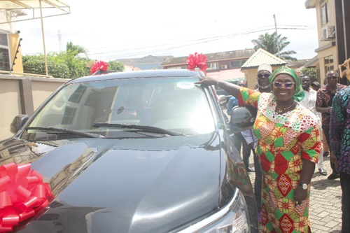 Abla Dzifa Gomashie, Minister of Tourism, Arts and Culture, unveiling one of the vehicles specially registered for the service. Picture: ESTHER ADJORKOR ADJEI Abla Dzifa Gomashie, Minister of Tourism, Arts and Culture, unveiling one of the vehicles specially registered for the service. Picture: ESTHER ADJORKOR ADJEI