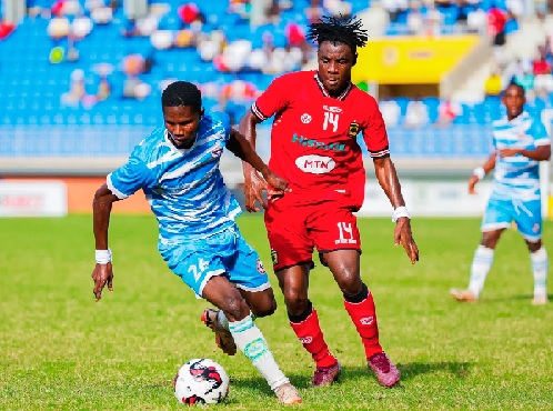 Hubert Gyau of Berekum Chelsea shields the ball from Asante Kotoko’s Elvis Kyei Baffour (right) during yesterday’s match in Tarkwa Hubert Gyau of Berekum Chelsea shields the ball from Asante Kotoko’s Elvis Kyei Baffour (right) during yesterday’s match in Tarkwa