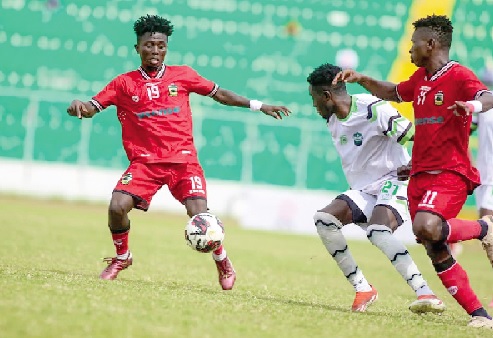 Kotoko’s Baba Yahaya gains control of the ball as Saaka Dauda (right) and Nicholas Asante of Dreams FC close in on him Kotoko’s Baba Yahaya gains control of the ball as Saaka Dauda (right) and Nicholas Asante of Dreams FC close in on him