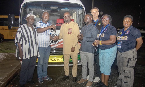 • Kurt Simeon-Okraku (3rd from left) presenting the keys to the bus to one of the representatives of the recipient club • Kurt Simeon-Okraku (3rd from left) presenting the keys to the bus to one of the representatives of the recipient club
