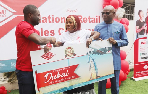 Matthieu Nkatah (left), acting Managing Director and CEO, SUNU Assurances Ghana Limited, presenting a cheque to Mercy Otabil (2nd from right), overall best agent, during an awards ceremony in Accra. With them is Paa Kwesi Eduafo Yankey (right), Board Chairman, SUNU Assurances Ghana LTD. Picture: SAMUEL TEI ADANO Matthieu Nkatah (left), acting Managing Director and CEO, SUNU Assurances Ghana Limited, presenting a cheque to Mercy Otabil (2nd from right), overall best agent, during an awards ceremony in Accra. With them is Paa Kwesi Eduafo Yankey (right), Board Chairman, SUNU Assurances Ghana LTD. Picture: SAMUEL TEI ADANO