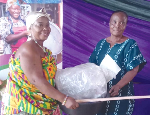 Nana Yaa Ntidwuma, Kurofa Hemaa, presenting a start up kit to one of the women