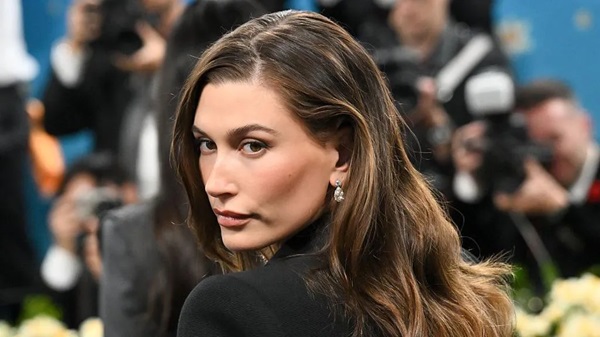 Hailey Bieber's make-up brand sold to e.l.f.