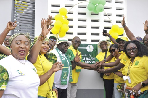 Thomas Fianu (2nd from right), President of OMSU 1994-96 year group, handing over the keys to the facility to Benjamin Dei, Headmaster of Mawuli School, while other members of the year group cheer on
