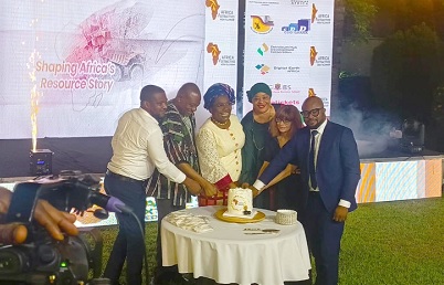Berenice Owen-Jones (2nd from right) Australian High Commissioner,  joined by other dignitaries to cut the cake for the launch of the Africa Extractive sector Media Fellowship