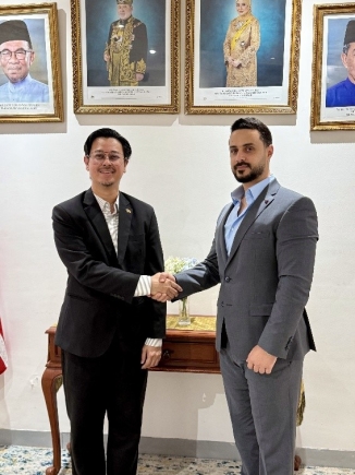 Yaghi Ibrahim (right) shares a warm handshake with the Chargé d’Affaires a.i. During the visit to the Malaysian High Commission, Accra.
