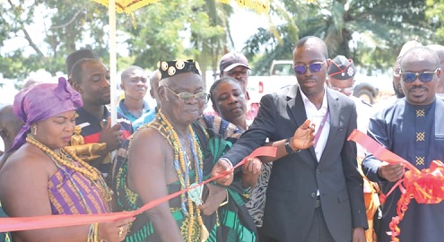 Dignitaries cutting the ribbon to commission the facility 