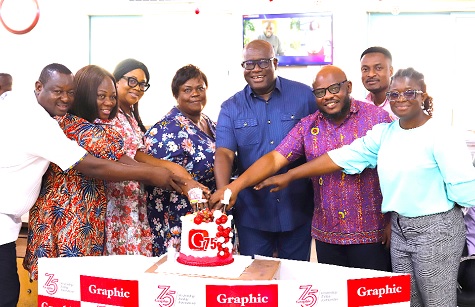 Theophilus Yartey (3rd from right), Editor, Graphic; Dr Charles Nii Ayiku Ayiku (2nd from right), General Manager in charge of External Relations, ECG; Samuel Doe Ablordeppey (left), News Editor, Daily Graphic; Grace Garshong (4th from left), Communications Specialist, ECG, and some staff of GCGL and ECG cutting a cake to celebrate Graphic’s 75th anniversary. Picture: EDNA SALVO KOTEY