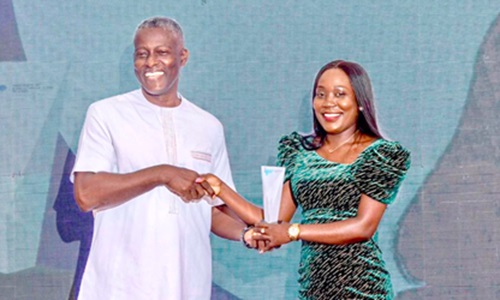 Sandra Amarquaye receiving her award from Donald Gwira, Vice-President of the IPR