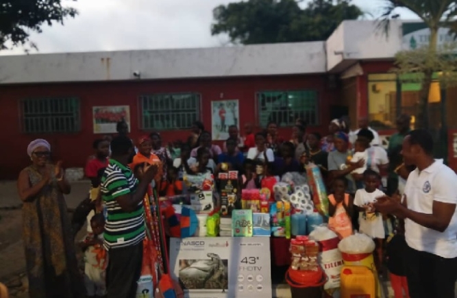 Annan Alfred Delanyo, Presbyter in the church presenting the items to Nii Kotey Nikoi, Administrator, Fern House Orphanage while other members look on