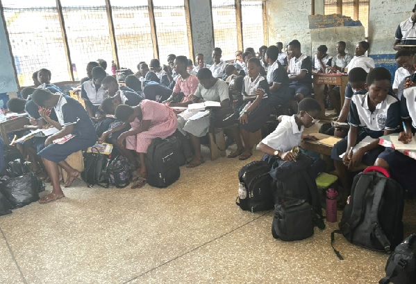 Freshers at Labone SHS sit on floors for lessons - Due to shortage of desks