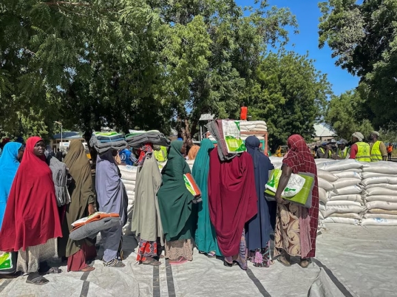 Women displaced by the floods line up to receive a bag of rice each in Baga road, Maiduguri Nigeria October 31, 2024. REUTERS/Abraham Achirga