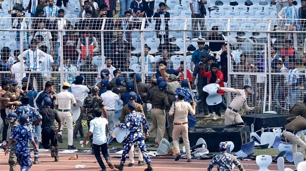 As it became apparent Messi's appearance had ended, local media say the scene turned ugly