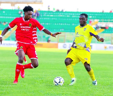  Abdul Salim of Medeama (right) and Musa Hamzata of Kotoko battle for the ball during yesterday’s game