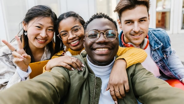 A psychology expert’s guide to creating the right social network, finding lasting friendships