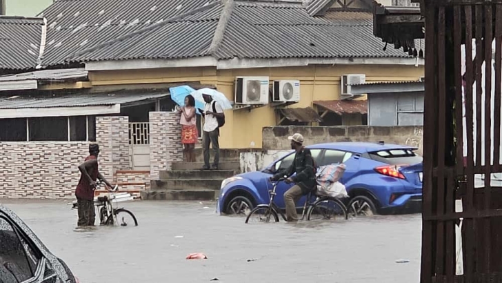 VIDEO: Less than 10 mins rain cause flooding at Odawna in Adabraka