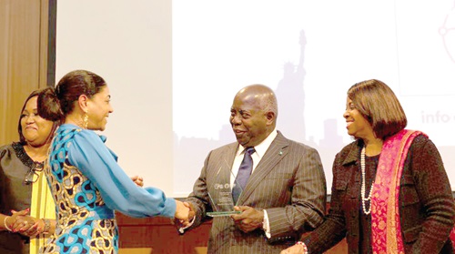 Angela List receiving the award from Paul Davis, Prime Minister of Bahamas