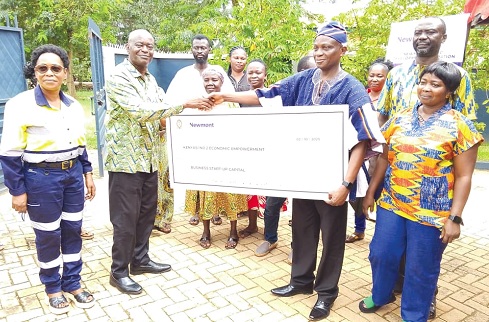 Prof. Yaw Ofosu Kusi (2nd from left), Board Chairman of the DADeF, presenting the cheque to Nana Gabriel Adu-Bonsu, Chairman of the Sustainable Development Committee of Kenyasi No.2