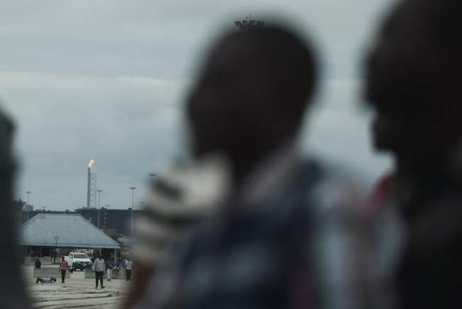 Workers walk out of the Dangote Petroleum Refinery headquarters in Ibeju-Lekki, Lagos, Nigeria, June 17, 2025. REUTERS/Sodiq Adelakun