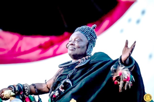 Odeefuo Boa Amponsem IV riding in a palanquin