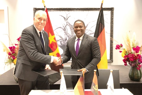 Márcio de Jesus Lopes Daniel, Minister of Tourism of the Republic of Angola, and Dirk Hoffmann, COO of Messe Berlin, the signataries and organisers of ITB Berlin
