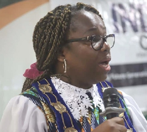 Dr Sherry Johnson (inset), Chairperson, Veterinary Council of Ghana, swearing in the newly qualified surgeons. Picture: EMMANUEL BAAH Dr Sherry Johnson (inset), Chairperson, Veterinary Council of Ghana, swearing in the newly qualified surgeons. Picture: EMMANUEL BAAH