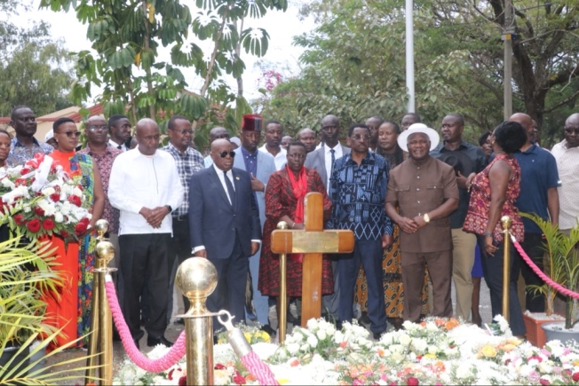 Former President Akufo-Addo visits Raila Odinga’s grave in Kenya to console family