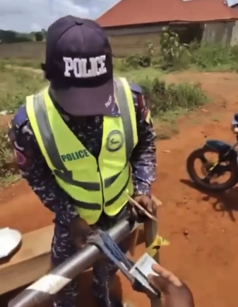 VIDEO: Ghana Police caught on camera taking bribe from motor riders near Côte d’Ivoire border in Bono Region
