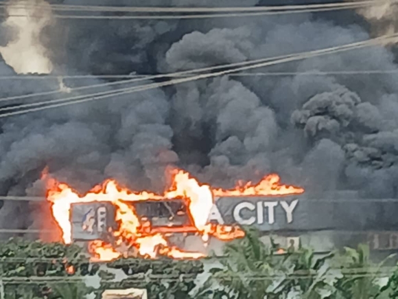 Kumasi: China Mall near Santasi roundabout catches fire
