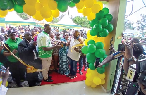 Rita Akosua Adjei Awatey (middle), Eastern Regional Minister, being assisted by George Spencer Quaye (1st from right), Board Chairman, DVLA, to officially inaugurate the new building at Boadua