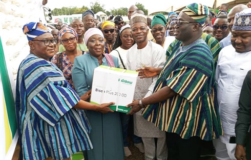 Eric Opoku (right), Minister of Food and Agriculture, handing over the inputs to Ali Adolf John (left), Northern Regional Minister. Wth them are Hawa Musah (2nd from left), Northern Regional Director of Food and Agriculture, and Adam Abubakari Takoro (2nd from right), Chief Executive Officer of the Tamale Metropolitan Assembly Eric Opoku (right), Minister of Food and Agriculture, handing over the inputs to Ali Adolf John (left), Northern Regional Minister. Wth them are Hawa Musah (2nd from left), Northern Regional Director of Food and Agriculture, and Adam Abubakari Takoro (2nd from right), Chief Executive Officer of the Tamale Metropolitan Assembly
