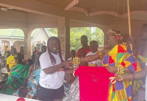 Kwahuhene Daasebre Akuamoah Boateng III presenting a replica jersey to a loyal fan