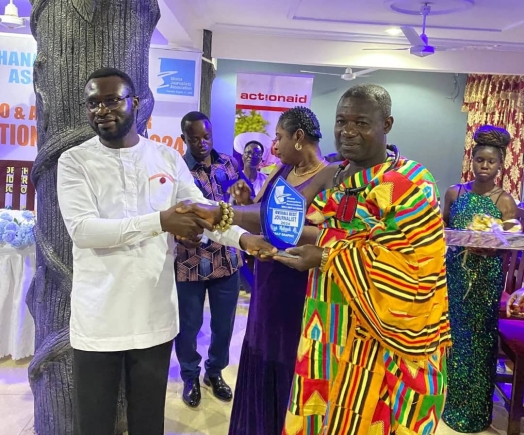 Nana Appiagyei Danka Akwamu (right), Twafohene of the Sunyani Traditional Area, presenting the Overall Best Journalist award to Biiya Mukusah Ali, Bono Regional correspondent of Graphic