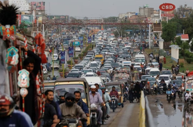 [2/2] A general view shows road traffic during the monsoon rain in Karachi, Pakistan July 5, 2022. REUTERS/Akhtar Soomro/File photo Purchase Licensing Rights
