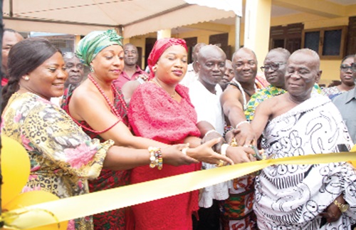 Naa Amorkor Shikafutru (3rd from left), Asere Amartse We Manye, cutting the sod with Nii Amakai lll (right), Asere Dzaasetse; Naa Kooley Tsuikpakpa l  (2nd from left), Asere Noyaa Manye; Rev. Patricia Esuman, and other officials after the event. INSET: The borehole drilling machine. Picture: CALEB VANDERPUYE