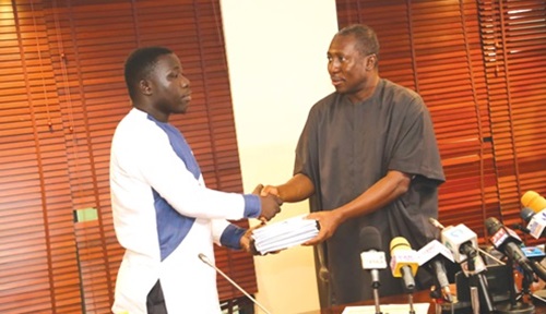 Alexander Afenyo-Markin (right), Minority Leader, presenting the envelopes containing the cash to Xorvi Gideon Senator, the president of the association Alexander Afenyo-Markin (right), Minority Leader, presenting the envelopes containing the cash to Xorvi Gideon Senator, the president of the association