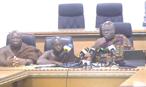 Nana Effah Appenteng (right), Bompatahene &amp; Chairman, Funeral Planning Committee, briefing the media in Kumasi. With him on the dais are Baffuor Kantankrankyi (left), Otumfuo's Akyeamehene, and Baffuor Kwame Kusi II, Otumfuo's Ankobeahene. Picture: EMMANUEL BAAH