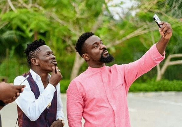 Shatta Wale shocks critics as he steps up for Sarkodie’s Rapperholic concert