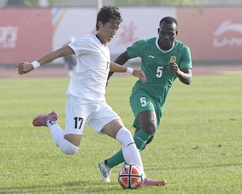 Alhassan Zakaria of UDS (right) keeping an eye on the Korean opponent Alhassan Zakaria of UDS (right) keeping an eye on the Korean opponent