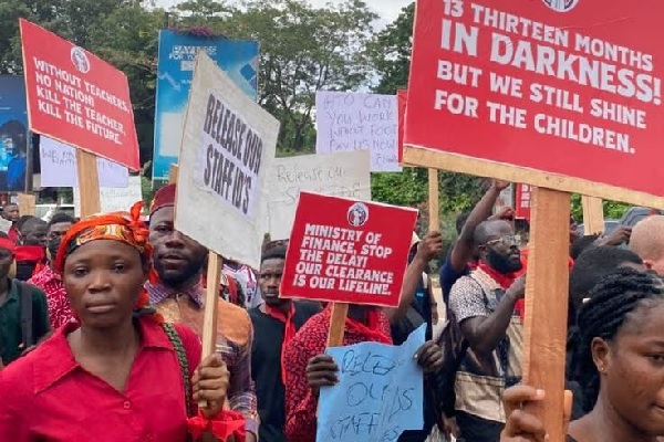 Newly employed teachers protest unpaid salaries