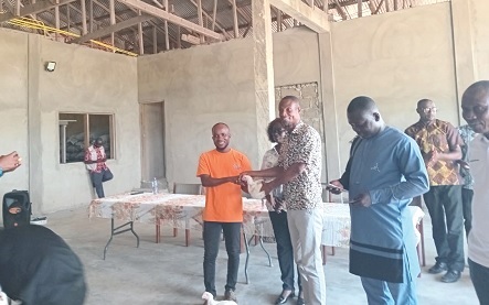 A beneficiary receiving his chicks from Ismail Dagoon Saeed (2nd from right), MCE, KEEA, at the ceremony