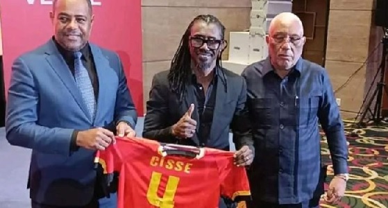 Aliou Cissé (middle) with officials of the Angola Football Federation