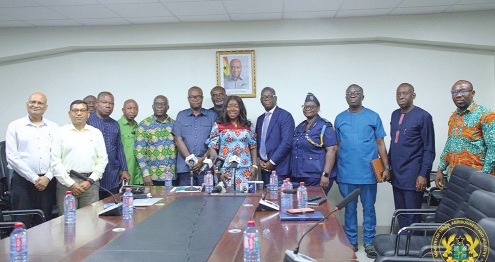 Elizabeth Ofosu-Adjare (6th from right), the Minister of Trade, Agribusiness and Industry, with leadership of the Ghana Plastic Manufacturers Association and the National Association of Sachet and the Packaged Water Producers after the meeting