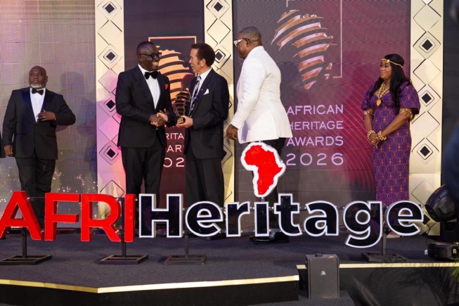 Bola Ray receives continental media award for industry contribution