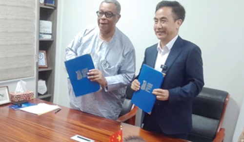 Goosie Tanoh (left) and chairman Xinhong, after signing the MoU